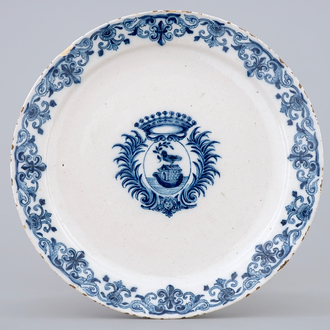 Une assiette armoiriée en faïence de Delft bleu et blanc, 18ème